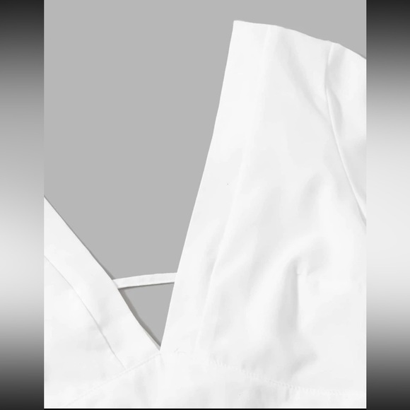 SHEIN VCAY Plunging Self-Tie Top & Tropical Print Shorts Set - Picture 2 of 4